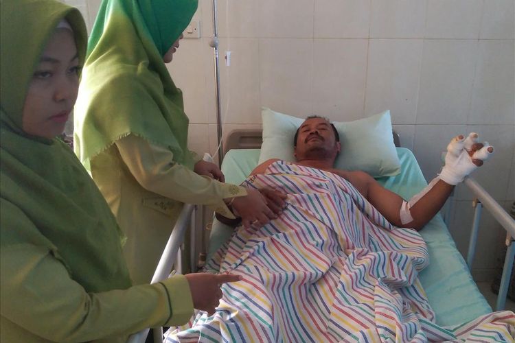Rahmat Suwaryo, korban serangan babi hutan dirawat di Rumah Sakit Islam Purwokerto, Jawa Tengah, Rabu (3/7/2019)