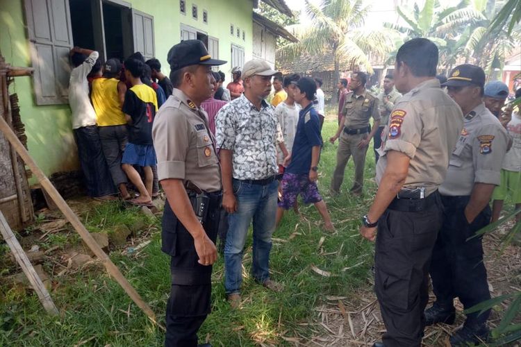 Petugas Polsek Cisoka saat mengamankan pelaku pembunuhan di Kecamatan Jayanti, Kabupaten Tangerang, Banten, Selasa (3/7/2019)