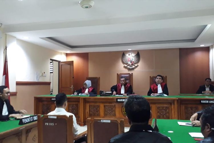Terdakwa pembunuhan satu keluarga di Bekasi, Harris Simamora menjalani sidang di Pengadilan Negeri Bekasi, Jawa Barat.