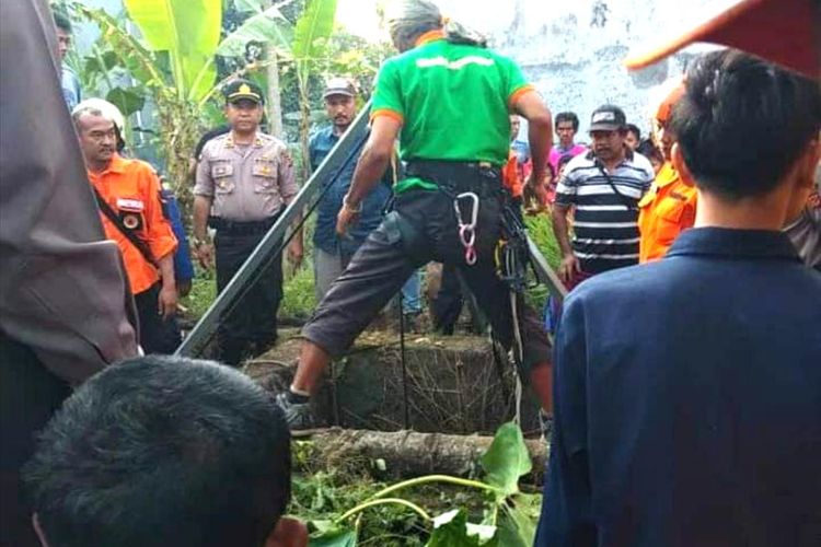 Anggota BPBD Sumedang mengevakuasi jasad bocah bernama Rendy yany masuk sumur di wilayah Paseh, Sumedang, Jawa Barat, Rabu (3/7/2019). Dok. Warga Paseh