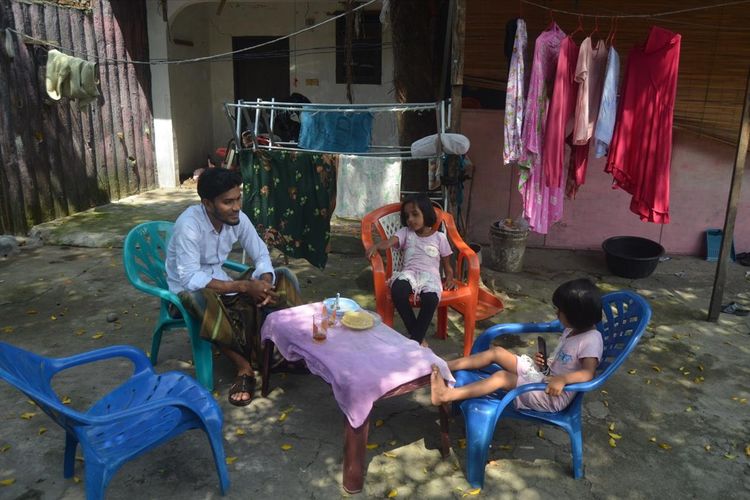 Wahid, imigran asal Rohingnya bersama dua anaknya saat ditemui di tempat tinggalnya di hotel Top Inn, di Jalan Flamboyan/ Jalan Tanjung Selamat, Sunggal, Deli Serdang, Rabu (3/7/2019). 