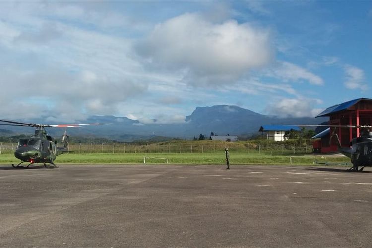 Dua unit Helly Bell sedang berada di Bandara Oksibil, kabupaten Pegunungan Bintang, Papua. kedua helikopter tersebut digunakan Tim SR udara untuk mencari Helikopter MI-17 milik TNI AD yang hilang kontak sejak 28 Juni 2019