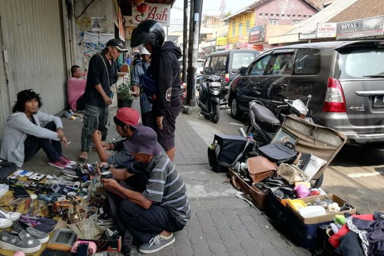 Sejumlah pedagang kaki lima (PKL) menggelar lapak dagangannya di Jalan Suryakencana, Kota Bogor, Rabu (3/7/2019). Pemerintah Kota (Pemkot) Bogor pada tahun ini menganggarkan Rp 14 miliar untuk menata kawasan tersebut. Para PKl yang berjualan di sana akan direlokasi.