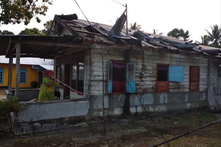 Salah satu rumah warga yang rusak di Desa Kepicut, Belitung, Kamis (4/7/2019).