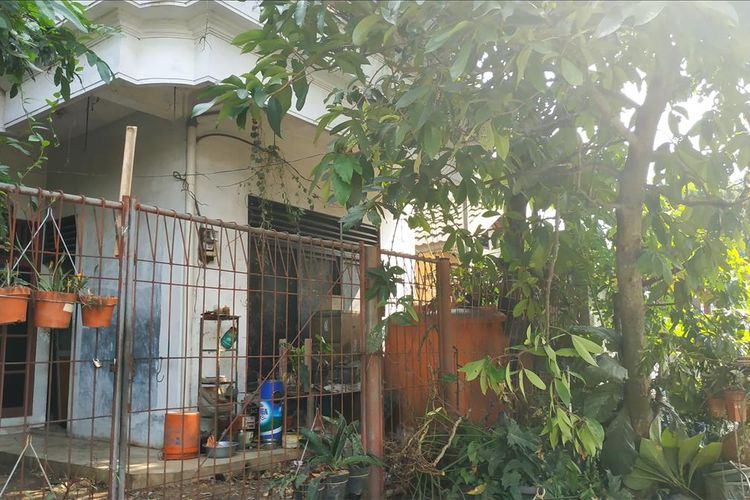 Rumah 2 lantai yang dihuni oleh H, diduga pelaku yang menghamili anak asuhnya hingga meninggal di Perumahan Blue Safir, Rawalumbu, Bekasi
