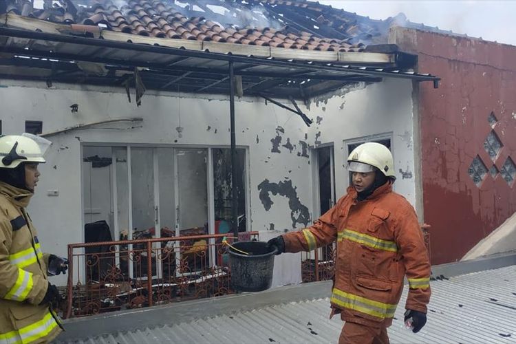 3 kontrakan dan 1 unit rumah di Jalan Kresek Indah, Pasar Rebo, Jakarta Timur  ludes terbakar api, Kamis (4/7/2019).