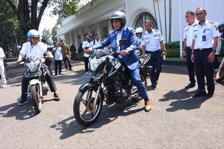 Gubernur Jawa Barat Ridwan Kamil saat mencoba motor listrik buatan PT Arindo Pratama di Gedung Pakuan, Jalan Otista, Rabu (3/7/2019)