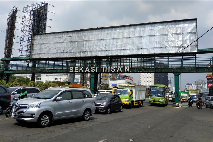 Reklame ilegal di Jalan Ahmad Yani, Bekasi, ditutup kain putih pasca inspeksi oleh Dinas Bina Marga dan Sumber Daya Air Kota Bekasi,  Kamis (4/7/2019).
