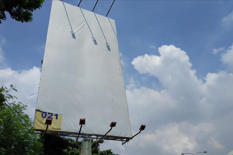 Reklame ilegal di Jalan Ahmad Yani, Bekasi, ditutup kain putih pasca inspeksi oleh Dinas Bina Marga dan Sumber Daya Air Kota Bekasi,  Kamis (4/7/2019).