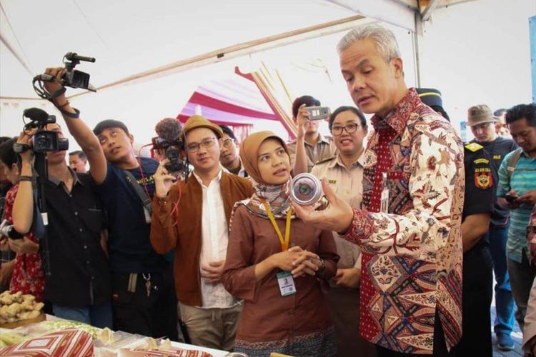 Gubernur Jawa Tengah Ganjar Pranowo melihat produk pertanian unggulan, Rabu (3/7/2019)