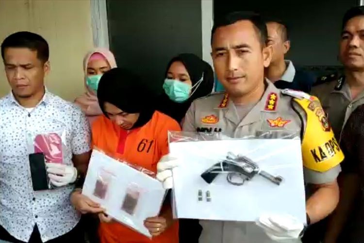 Kapolresta Palembang Kombes Pol Didi Hayamansyah menunjukkan barang bukti berupa senpi milik pelaku Doni Kurniawan (34). Selain itu, petugas juga mengamankan Kiki Merdekawati (38) yang didug adalah pemilik barang, Kamis (4/7/2019).