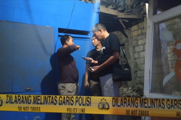 Sejumlah anggota polisi mengecek tempat kejadian perkara dugaan pembunuhan di Cibadak, Sukabuni, Jawa Barat, Rabu (3/7/2019).
