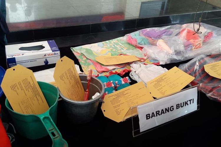 Sejumlah barang bukti diamankan Polres Bogor atas kasus pembunuhan bocah berusia 8 tahun, di Mapolres Bogor, Cibinong, Bogor, Jawa Barat, Jumat (5/7/2019)