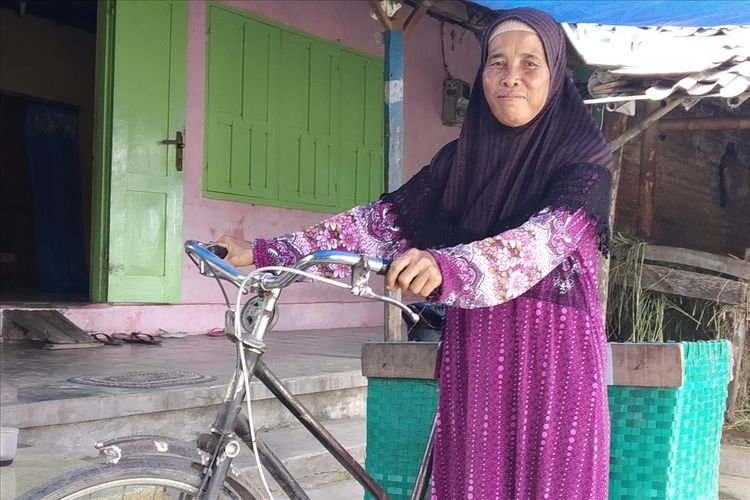 Tri Darini (53), penjual kerupuk asal Dukuh Kenangan RT 003, RW 004, Desa Sribit, Kecamatan Delanggu, Kabupaten Klaten, Jawa Tengah naik haji setelah 28 tahun mengumpulkan uang, Jumat (5/7/2019).