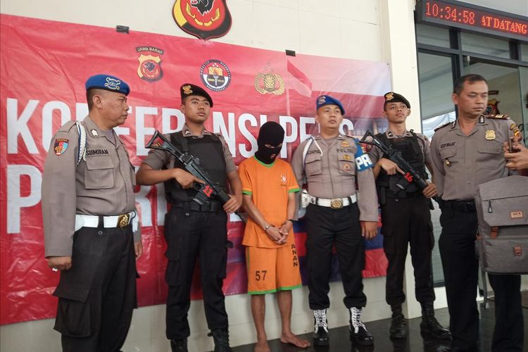 Polres Bogor mengamankan H alias Yanto (23) tersangka pembunuhan bocah berusia 8 tahun di Mapolres Bogor Cibinong, Jumat (5/7/2019).