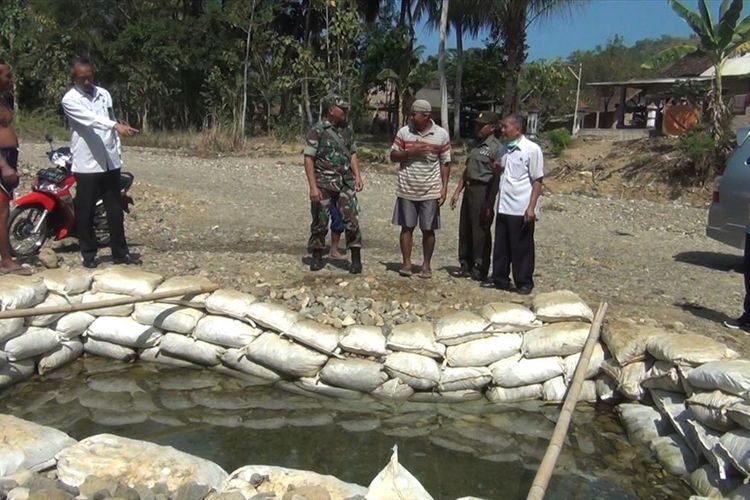 Tim dari dinas kesehatan kabupaten Pacitan Jawa Timur mendatangi petak resapan air, di aliran sungai Sukerejo Kecamatan Sudimoro Pacitan Jawa Timur (05/07/2019)