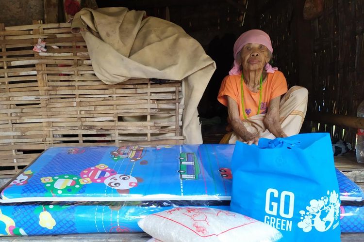 Nenek Amur (72) tinggal sebatang kara di Desa Campor, Kecamatan Proppo, Kabupaten Pamekasan.