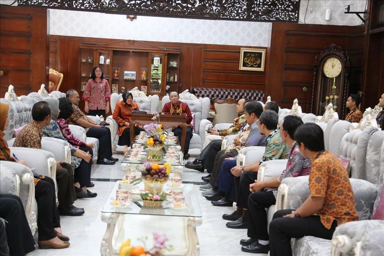 Wali Kota Surabaya Tri Rismaharini menerima kunjungan Kementerian Keuangan di rumah dinas wali kota Jalan Sedap Malam, Surabaya, Jumat (5/7/2019).