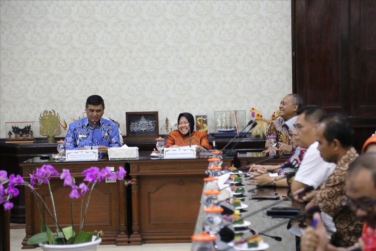 Wali Kota Surabaya Tri Rismaharini menerima kunjungan dari Lembaga Ketahanan Nasional (Lemhannas) RI di ruang sidang wali kota, Balai Kota Surabaya, Jumat (5/7/2019).