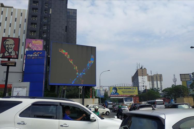 Reklame LED di Jalan Ahmad Yani, Bekasi.
