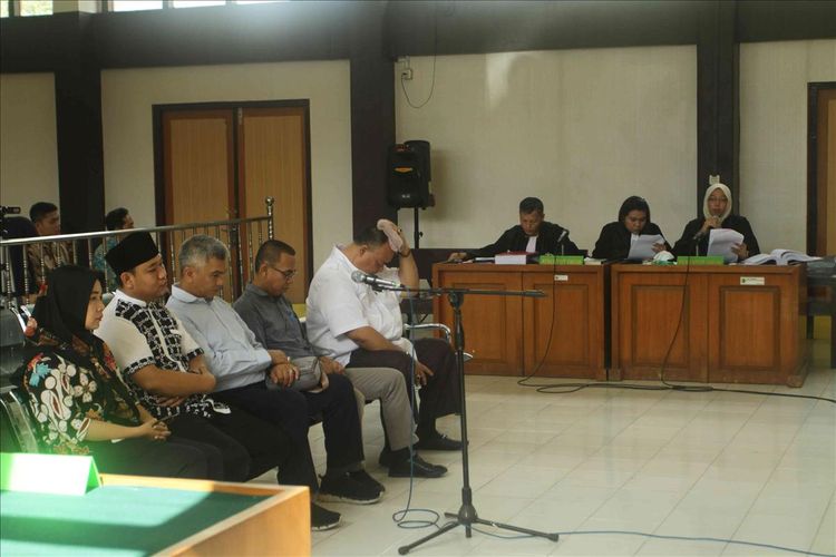 Lima anggota Komisioner KPU yang menjadi terdakwa kasus dugaan tindak pidana pemilu menjalani sidang di Pengadilan Negeri Klas 1A Palembang, Jumat (5/7/2019).