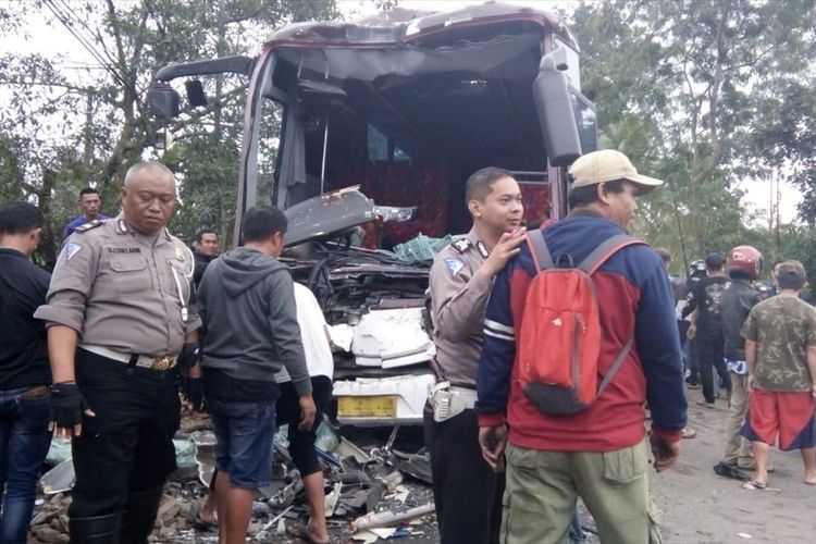 Bus Primajasa diduga ugal-ugalan dan menabrak bus lain di depannya saat akan melintasi rel kereta di Indihiang, Kota Tasikmalaya, Jumat (5/7/2019)