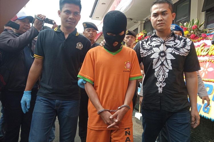 Tersangka pembunuhan bocah 8 tahun H alias Yanto digelandang Sat Reskrim Polres Bogor, Cibinong, Bogor, Jawa Barat, Jumat (5/7/2019)