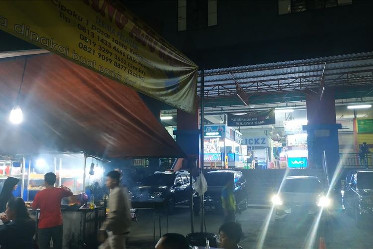Suasana sepi di Pasar Santa pada malam minggu, Sabtu (6/7/2019). Hanya tenda sate padang yang diramaikan pengunjung.