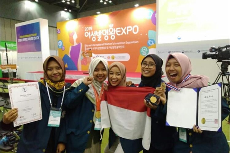 Fatia Zulfa (kedua dari kiri) bersama empat sahabatnya berhasil menyabet medali emas di ajang bergengsi The Korea International Women’s Invention Exposition 2019 yang digelar pada tanggal 20 – 23 Juni 2019 lalu di Seoul Korea Selatan.