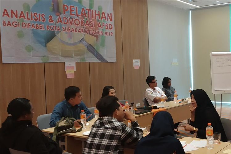 Penyandang disabilitas mengikuti pelatihan analisa dan advokasi Anggaran Pendapatan dan Belanja Daerah (APBD) di Solo, Jawa Tengah, Sabtu (6/7/2019).