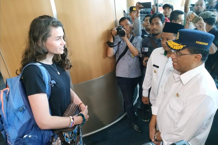 Menteri Perhubungan Budi Karya Sumadi berbincang dengan penumpang di ruang tunggu keberangkatan domestik di Bandara Internasional Jawa Barat (BIJB) Kertajati, Majalengka, Jawa Barat, Sabtu (6/7/2019). 