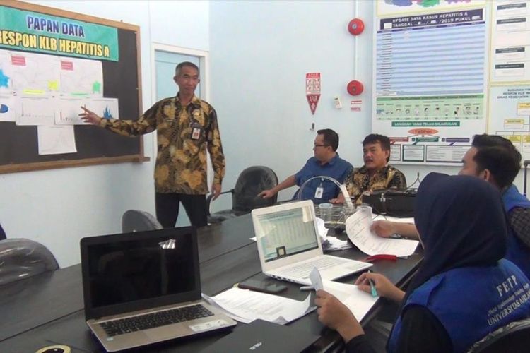 Kepala dinas kesehatan Kabupaten Pacitan Jawa Timur, memberi presentasi terkait data penderita Hepatitis-A yang mewabah di Pacitan, kepada tim surveilans beberapa waktu lalu (06/07/2019)