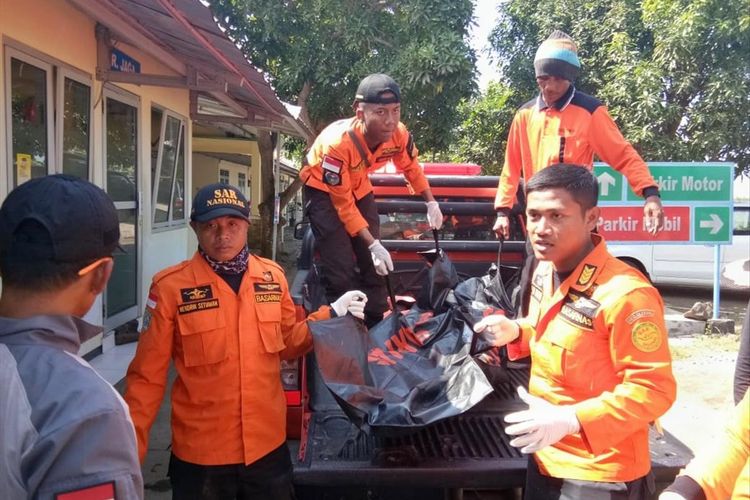 Tim SAR Gabungan berhasil menemukan jasad Isha Alfian (16) wisatawan yang hilang tenggelam di Pantai Kemiren, Kecamatan Cilacap Selatan, Cilacap, Jawa Tengah, Sabtu (6/7/2019).
