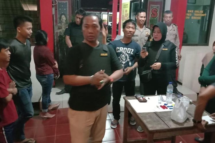 Sebanyak 10 pasangan diluar nikah diamankan jajaran Polsek Seberang Ulu II Palembang dalam operasi penyakit masyrakat (Pekat), Minggu (7/7/2019). Selain itu, sepasang kekasih yang baru saja mengkonsumsi sabu, juga ikut diamankan.