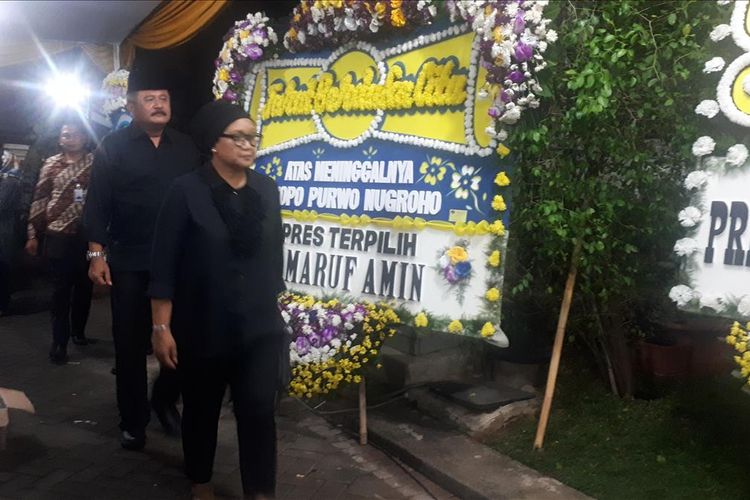 Menteri Luar Negeri Republik Indonesia Retno L.P Marsudi didampingi suaminya, Agus Marsudi, tiba di kediaman rumah duka Sutopo Purwo Nugroho di Perumahan Raffles Hills, Depok, Jawa Barat pada Minggu (7/7/2019) pukul 21.10.