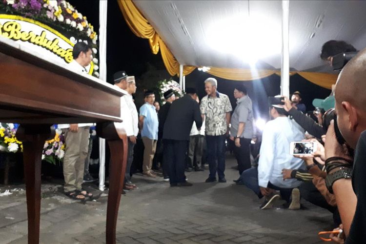 Gubernur Jawa Tengah Ganjar Pranowo melayat ke kediaman rumah duka Sutopo Purwo Nugroho di Perumahan Raffles Hills, Depok, Jawa Barat pada Minggu (7/7/2019). 