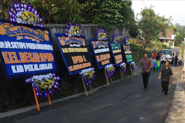 Karangan bunga ucapan belasungkawa terpasang di jalan depan rumah duka Sutopo di Surodadi RT 007/RW 009, Siswodipuran, Boyolali, Jawa Tengah, Minggu (7/7/2019).