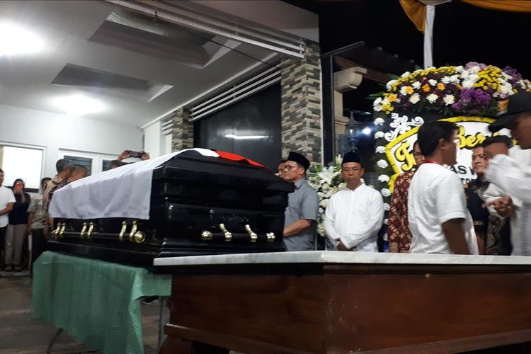 Jenazah Kepala Badan Nasional Penanggulangan Bencana (BNPB) Sutopo Purwo Nugroho tiba di rumah duka di Perumahan Raffles Hills, Depok, Jawa Barat, Minggu (7/7/2019) malam.