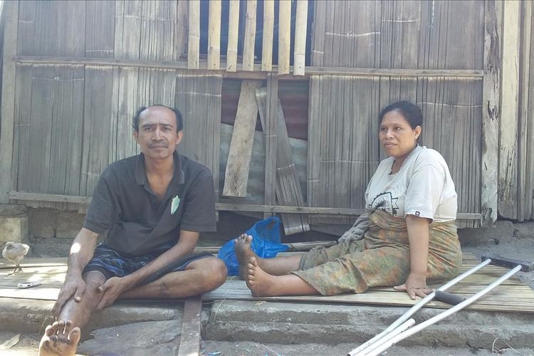Foto : Guido Fan Areso (39) dan Yoventa Timbu (35), saat diwawancari di gubuk reyot mereka tepatnya di Dusun Ahu Wair Kecamatan Waigete, Kabupaten Sikka, Flores, NTT, Sabtu (6/7/2019)
