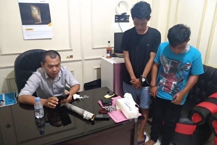 Junaidi (24) dan Herman dua pelaku jambret yang diamankan Polresta Palembang, Senin (8/7/2019).