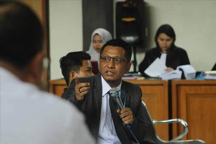 Komisioner Bawaslu Palembang Divisi Pengawasan Hubungan Antar Lembaga dan Humas Dadang Aprianto saat menjadi saksi atas kasus dugaan pidana Pemilu yang menjerat 5komisioner KPU Palembang, di Pengadilan Negeri Klas 1A Palembang, Senin (8/7/2019).