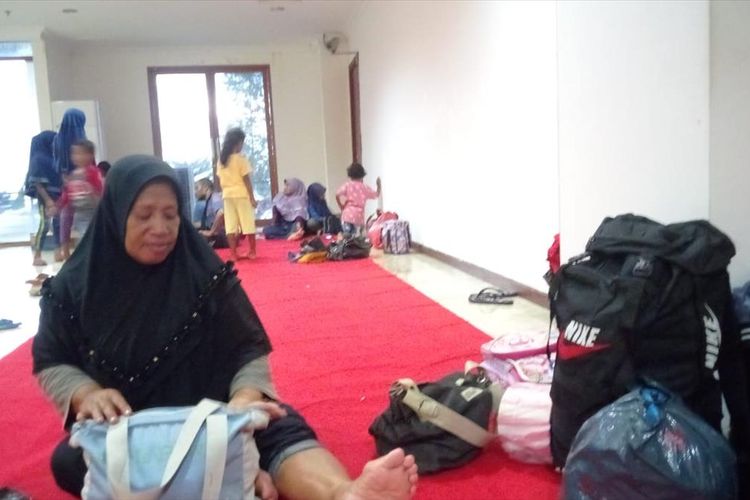 Ratusan eks karyawan PT. Wahana Lestari dan keluarganya memilih menginap di kantor DPRD Maluku, Senin (8/7/2019). Mereka mendatangi Kantor tersebut untuk menuntut keadilan atas Pemutusan Hubungan Kerja (PHK) yang dilakukan secara sepihak oleh pihak perusahan