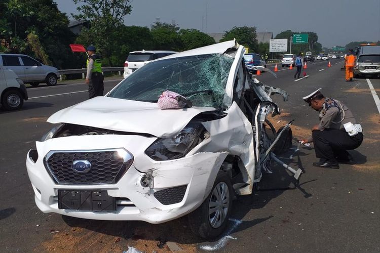 Sat Lantas Polres Bogor tengah mengevakuasi mobil yang terlibat kecelakaan beruntun di Tol Jagorawi, Bogor, Senin (8/7/2019)