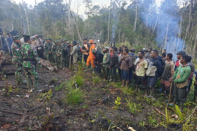 Tim SAR Darat dan masyarakat setempat yang berada di DIstrik Oksop tengah bersiap melakukan pencarian Helikopter MI-17 yang hilang kontak di Kabupaten Pegunungan Bintang, Papua, sejak 28 Juni 2019