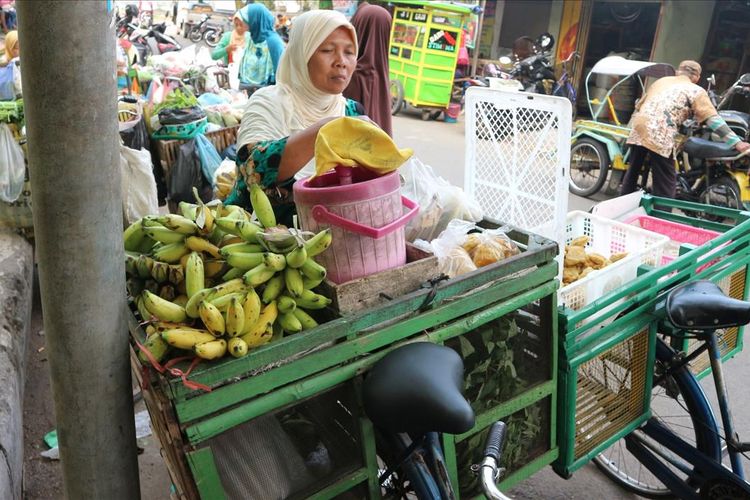 Marliah (63), pedagang sayur keliling atau 'bakul lijo' asal Desa Balongbesuk, Kecamatan Diwek, Kabupaten Jombang, Jawa Timur, saat ditemui di tengah aktifitasnya, Senin (8/7/2019) pagi. Pada 23 Juli 2019, dia dijadwalkan berangkat haji melalui embarkasi Surabaya.