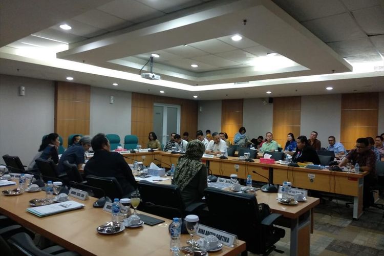 Warga komplek Pluit Putri mengadu ke Komisi C DPRD tolak RTH dijadikan sekolah, di Gedung DPRD DKI Jakarta, Senin (8/7/2019)