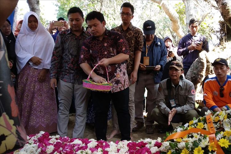 Muhammad Ivanka Rizaldy Nugroho, putra sulung almarhum Kepala Pusat Data Informasi dan Humas (Pusdatinmas) Badan Nasional Penanggulangan Bencana (BNPB) Sutopo Purwo Nugroho menabur bunga di atas makam ayahnya di Tempat Pemakaman Umum (TPU) Sasonolayu, Siswodipuran, Boyolali, Jawa Tengah, Senin (8/7/2019).