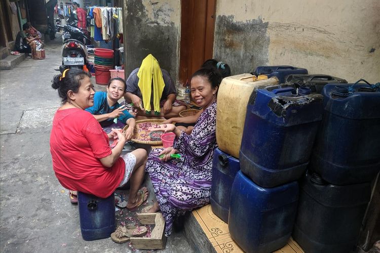 Warga Muara Baru yang Mengaku Kekurangan Air Bersih Sepanjang Tahun