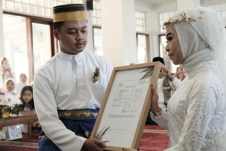 Dwian Wahyu Prabawa (26) dan Sherly Wijayanti Kumayas (25) menunjukkan mahar saham dalam pernikahannya di Boyolali, Jawa Tengah, Minggu (7/7/2019).
