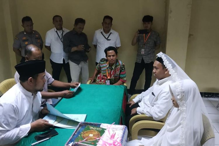 Tersangka yang mengancam memenggal kepala Presiden Joko Widodo, HS (25), melangsungkan pernikahan dengan seorang perempuan berinisial AA di Rumah Tahanan (Rutan) Polda Metro Jaya pada Rabu (3/7/2019).